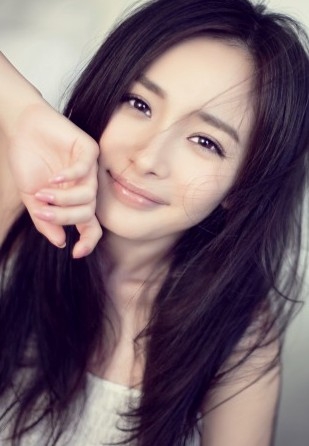 杨幂戏称自己不是杯子能摔多坏