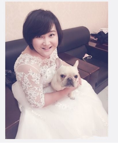 贾玲穿婚纱抱小狗图