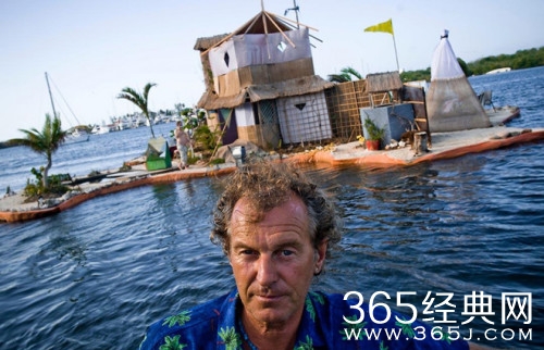 62岁大爷用15万矿泉水瓶造岛并觅得佳人当岛主