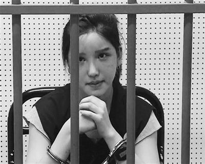 90后女孩靠卖假药住豪宅开跑车