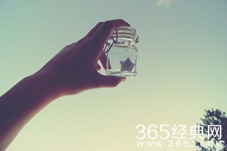 早安心语：有些爱，只能止于唇齿，掩于岁月。2015.08.12