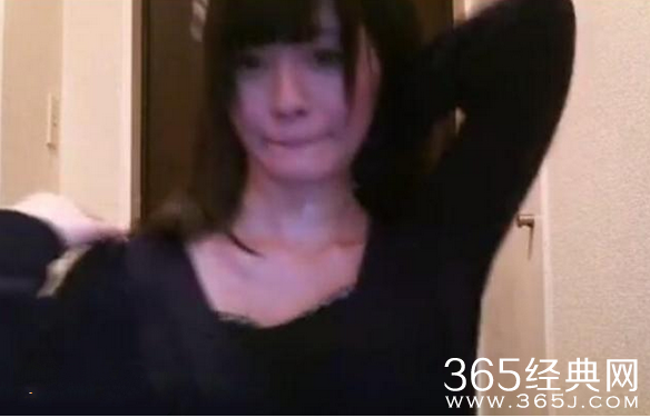 日本美女主播当众直播擦身秀乳沟视频