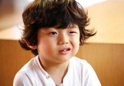 逍遥爹妈景区游玩无视三岁娃被锁车内哭闹