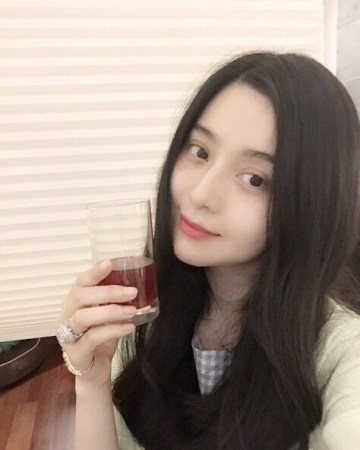 范冰冰逗留美容所七小时 李晨护花与记者冲突