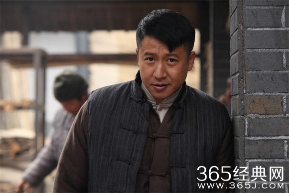 英雄戟蓝欣儿在13集回想的陌生男子是谁