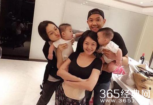 小S赴朋友家做客伤到尾椎 带护腰被调侃人老了