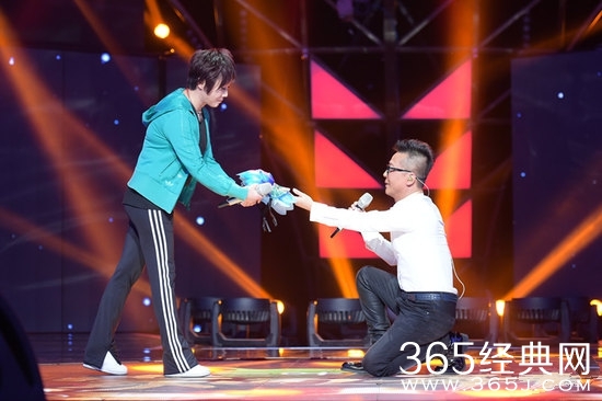 “莲花”李春波揭面求婚 相恋20年再唱《小芳》