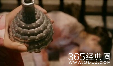 《花千骨》中霓漫天不是把绝情池水倒进骨头嘴里了怎么还能说话？