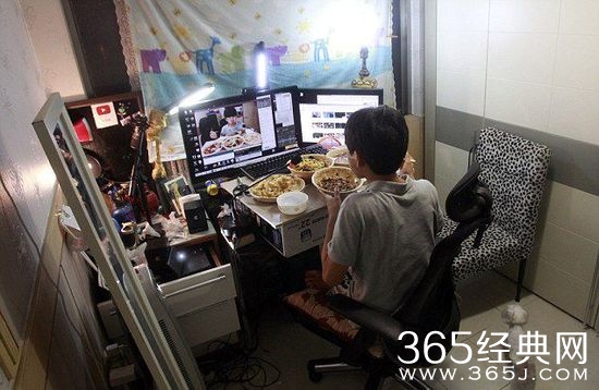 韩国少年每晚直播吃东西赚1万多