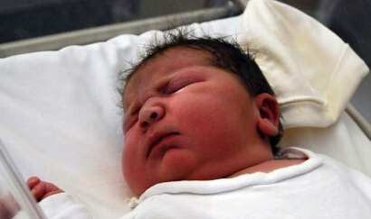 河北巨婴降生 体重12.4斤身长将近53厘米