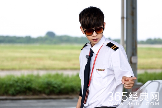 《冲上云霄》胡夏带病参与试飞 坚持挑战显敬业