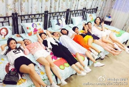 谢娜曝偶像来了女神床照 赵丽颖古力娜扎睡姿泄漏有没有男友