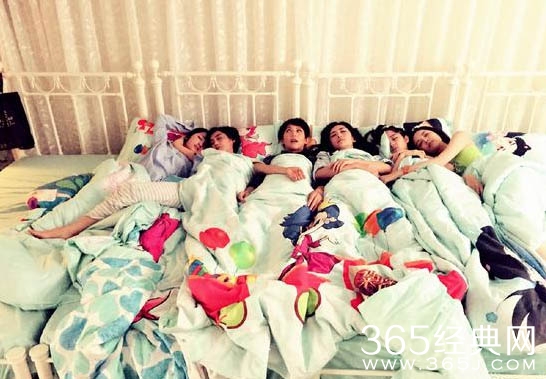 谢娜曝偶像来了女神床照 赵丽颖古力娜扎睡姿泄漏有没有男友