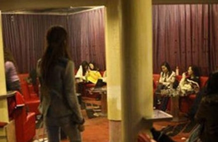 副校长被指让女生陪酒？对其上下其手不雅动作令人咋舌