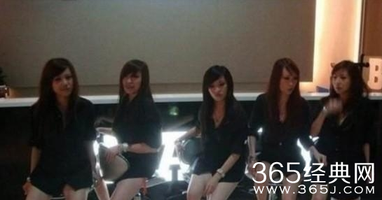 副校长被指让女生陪酒？对其上下其手不雅动作令人咋舌