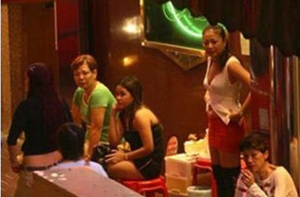 副校长被指让女生陪酒？对其上下其手不雅动作令人咋舌