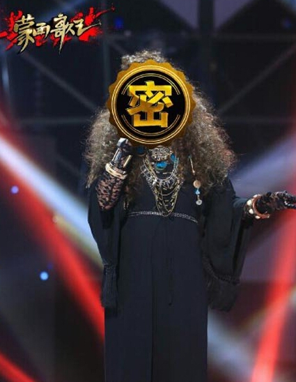 蒙面歌王千面娇娃是黄小琥吗