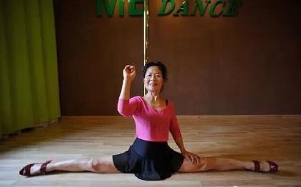 经典哥：哥准备练习一字马！2015.08.26