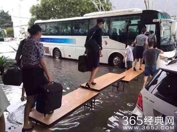 空姐水上走t台 空姐们也是蛮拼的