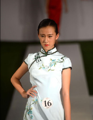 高一菱真实年龄及家庭背景 高一菱三围身高性感写真