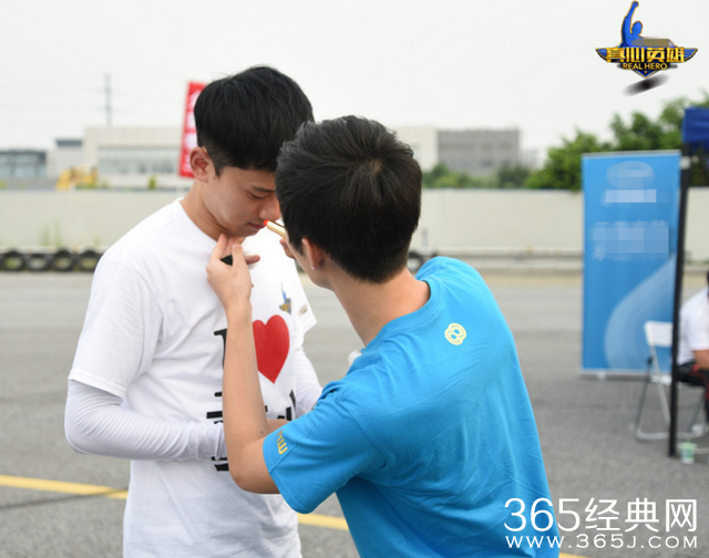 《真心英雄》陈学冬强吻张杰是哪一期？陈学冬强吻张杰剧照曝光