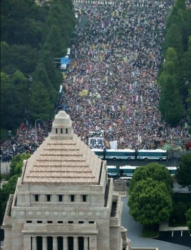 日本12万人包围国会 要求安倍下台