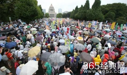 日本12万人包围国会 要求安倍下台