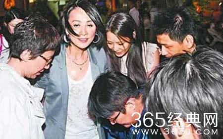 佘诗曼醉倒街头被揩油 买醉填补感情（图）