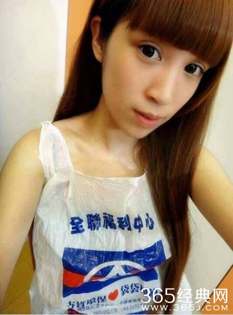 台女生兴起穿塑料袋泳衣