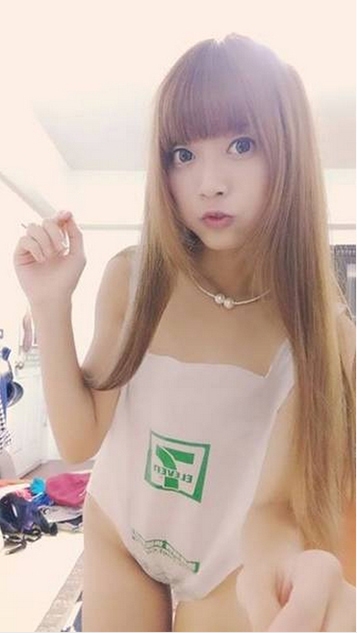 台女生兴起穿塑料袋泳衣