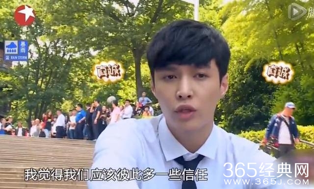 经典哥：准备看明天阅兵的漂亮女兵！2015.09.02