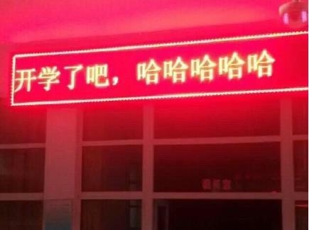 经典哥：准备看明天阅兵的漂亮女兵！2015.09.02