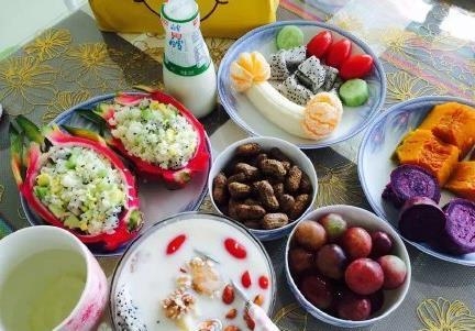 经典哥：准备看明天阅兵的漂亮女兵！2015.09.02