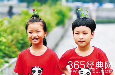 经典哥：准备看明天阅兵的漂亮女兵！2015.09.02