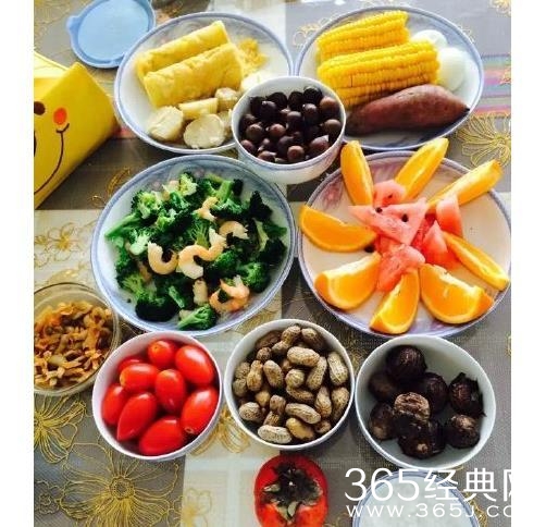 经典哥：准备看明天阅兵的漂亮女兵！2015.09.02