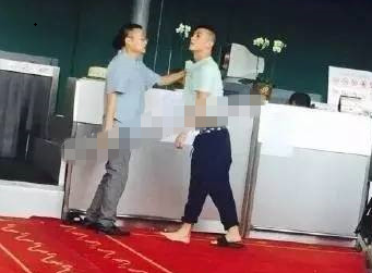 陈冠希机场冲突 网友：给冠希哥一个赞