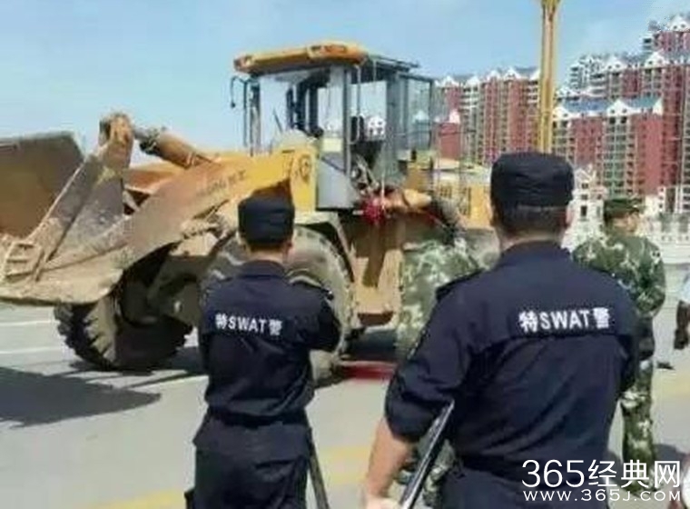 男子闹市碾死行人 武警将该名男子当场击毙