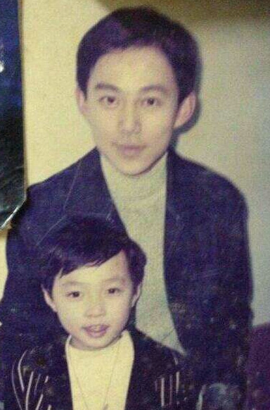 童颜逆生长！何炅和儿时张艺兴合影曝光