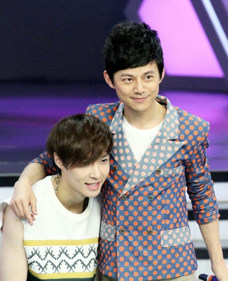 童颜逆生长！何炅和儿时张艺兴合影曝光