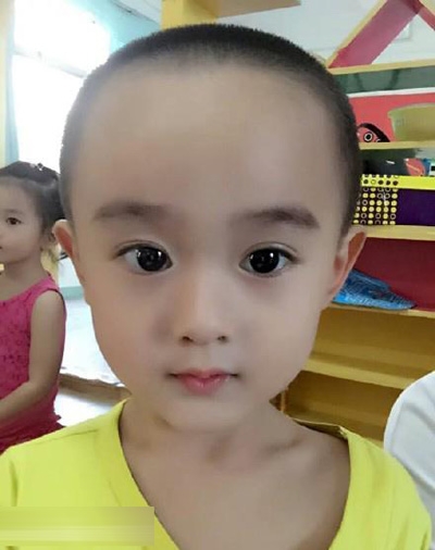 小正太撞脸赵丽颖 堪比亲生儿子