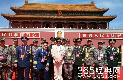 成龙出席观礼阅兵 天安门前与部队军人合影留念