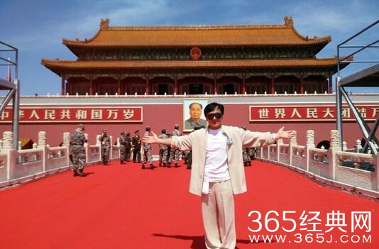 成龙出席观礼阅兵 天安门前与部队军人合影留念