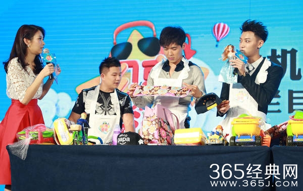 9月7日，明星生活体验观察秀节目《闪亮的爸爸》在京举行开机仪式。嘉宾潘玮柏、高云翔、陈一冰和黄子韬亮相。发布会现场，四位男星穿上“围裙”为萌娃扎起小辫，现场乐趣横生。据悉，《闪亮的爸爸》将初次体验“爸爸”角色的明星偶像与素不相识的海选萌娃组成父子(女)关系展开生活体验，节目将于2015年11月每周六晚黄金时段在深圳卫视播出。