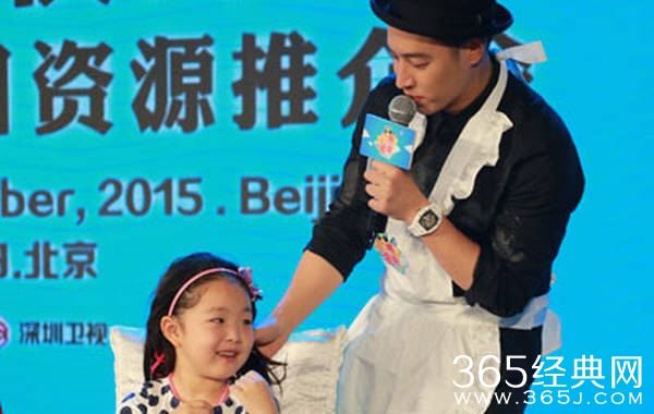 9月7日，明星生活体验观察秀节目《闪亮的爸爸》在京举行开机仪式。嘉宾潘玮柏、高云翔、陈一冰和黄子韬亮相。发布会现场，四位男星穿上“围裙”为萌娃扎起小辫，现场乐趣横生。据悉，《闪亮的爸爸》将初次体验“爸爸”角色的明星偶像与素不相识的海选萌娃组成父子(女)关系展开生活体验，节目将于2015年11月每周六晚黄金时段在深圳卫视播出。