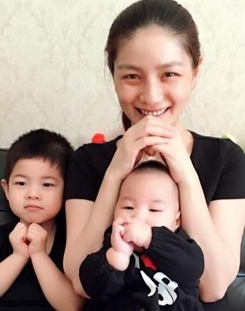 胡可不排斥两个孩子进娱乐圈：由他们做决定