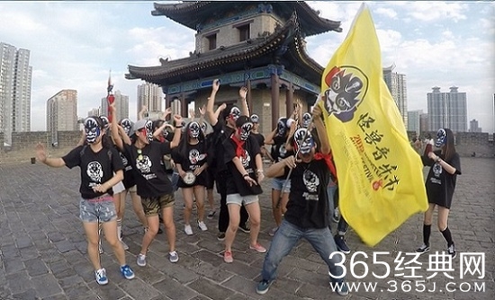 怪兽掀起party浪潮 夕阳街头成风景