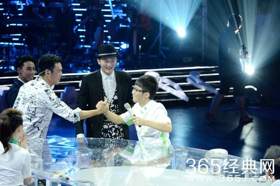 《超级歌单》钟镇涛致敬经典 与邓丽君昔日恋情首曝光