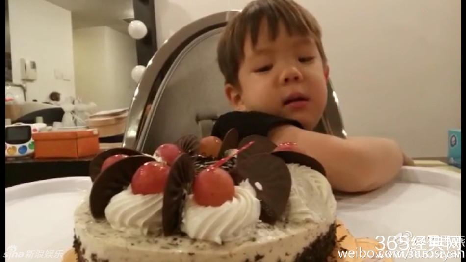 杜江生日派对霍思燕献吻 闺蜜团美女环绕