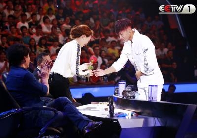 黄子韬参加挑战不可能是哪一期 “跑墙”摘花送董卿