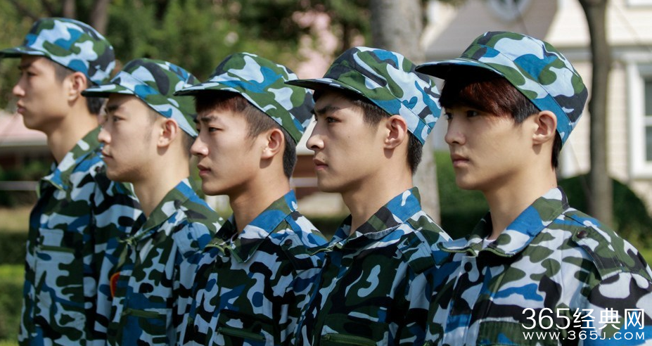 《一年级·大学季》录制现场军训照曝光 女生清纯男帅气